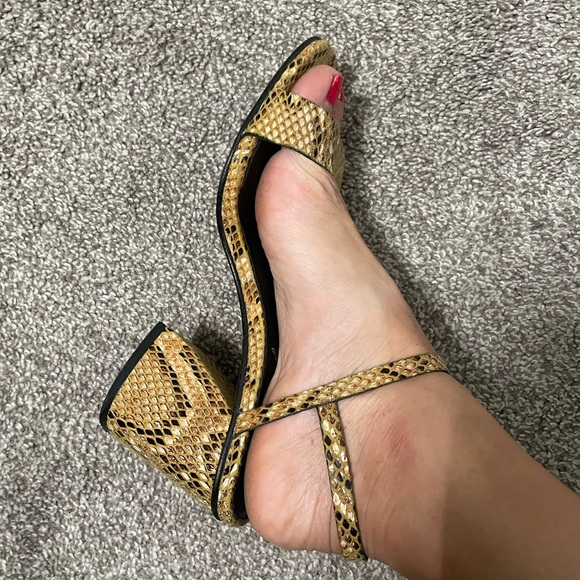 Free People tan snakeskin heels. 37. - Picture 7 of 9